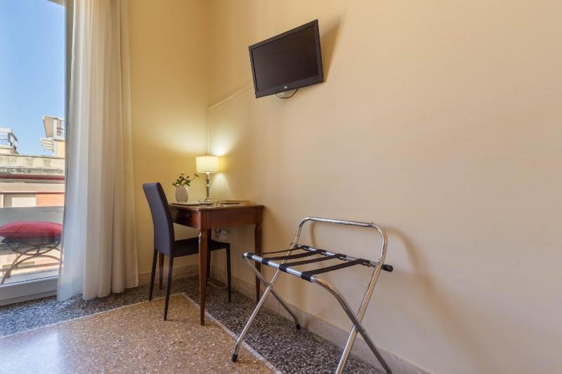 Large Double or Twin Room image 4