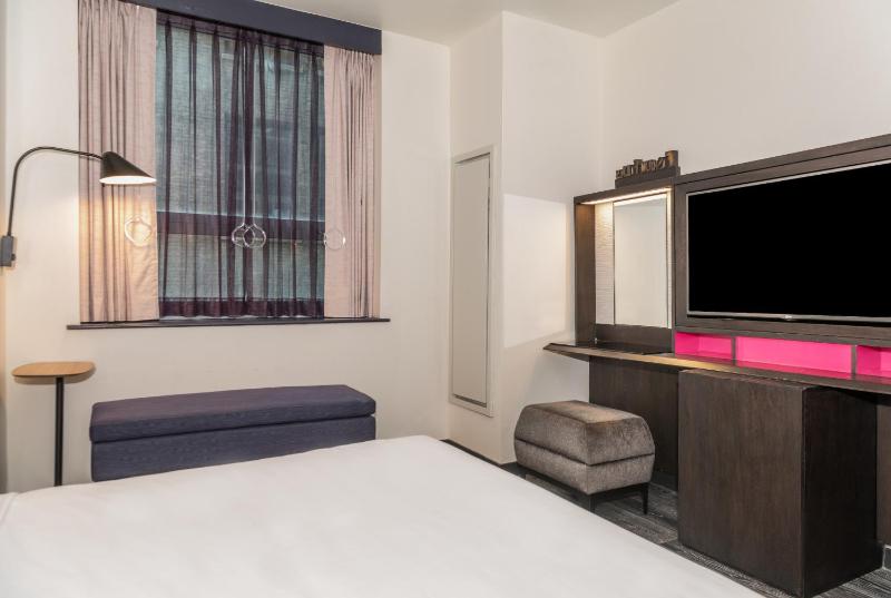 King Room with Accessible Shower - Disability Access image 2