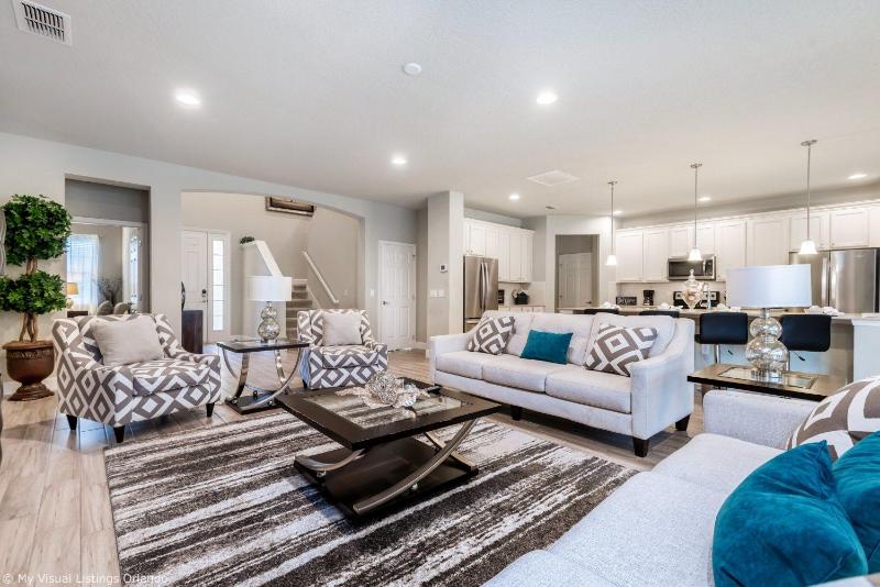 Six-Bedroom House image 3