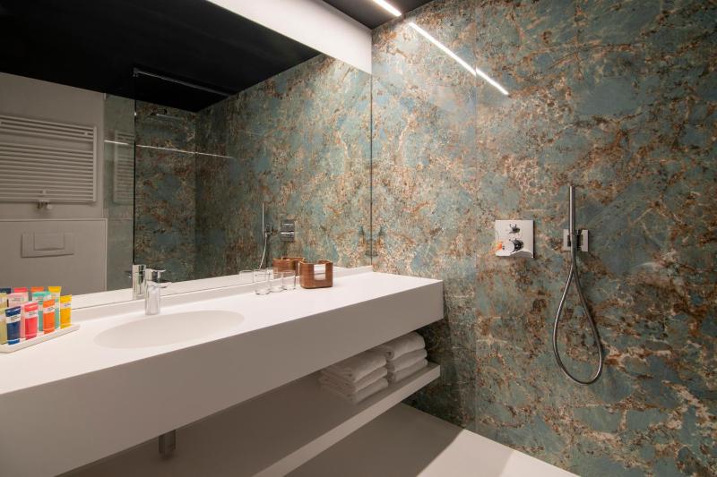 Standard Twin Room image 3