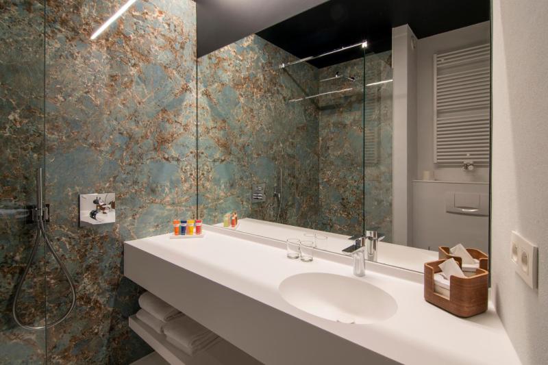 Standard Queen Room image 3
