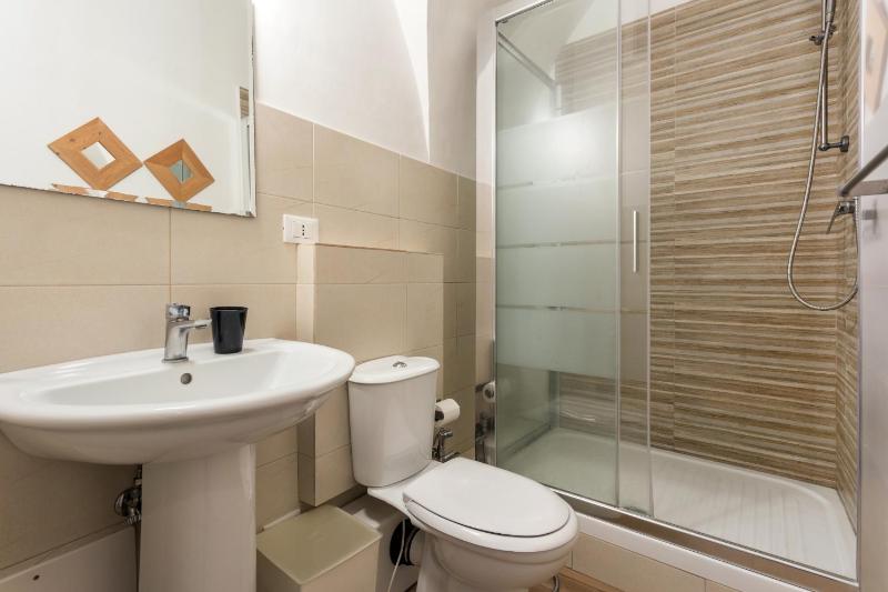 Standard Queen Room image 4