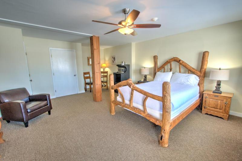 Queen Room image 4