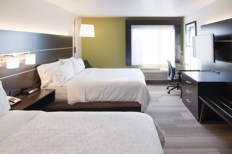 Standard Queen Room with Two Queen Beds image 3