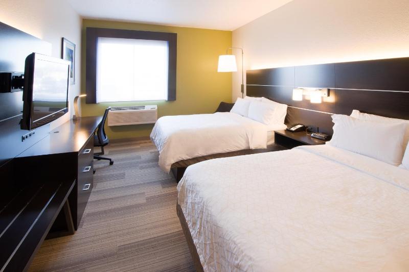 Standard Queen Room with Two Queen Beds image 2