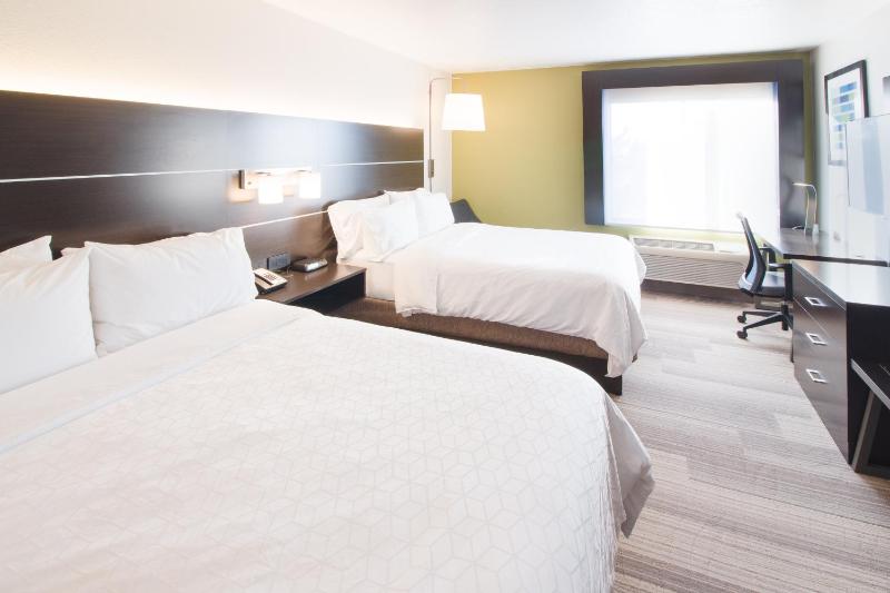 Standard Queen Room with Two Queen Beds image 4