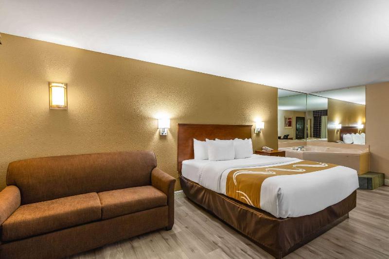 King Suite - Non-Smoking image 3