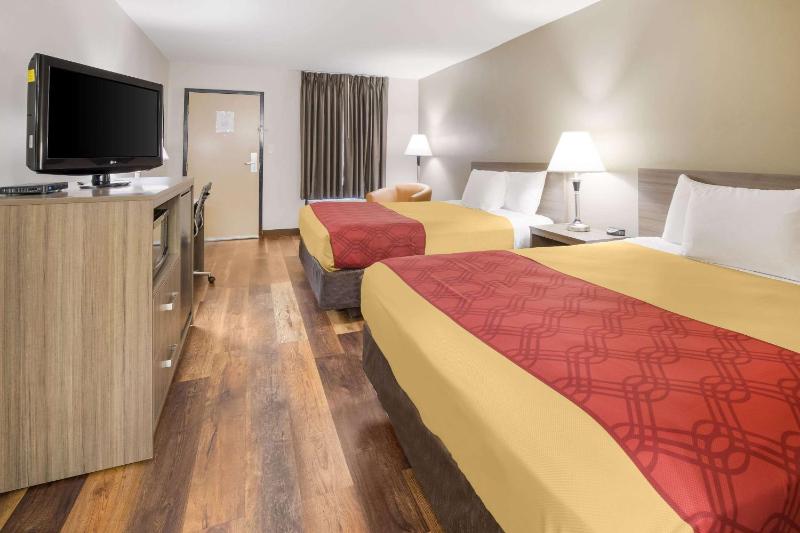 Queen Room with Two Queen Beds - Non-Smoking image 3