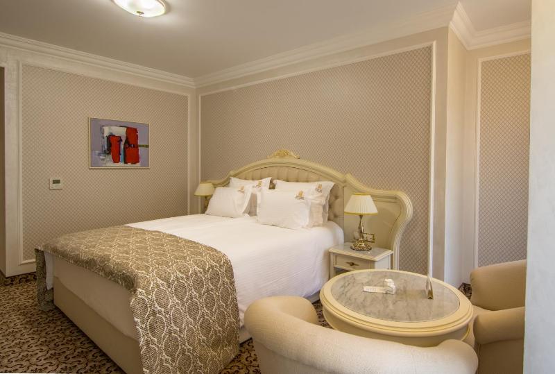 Residence City Garden - Certificate of Excellence Top 10 BEST Five-Stars City Hotels for 2024 awarded by HTIF - image 10