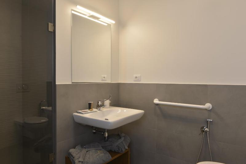 Deluxe Double Room with Balcony image 2