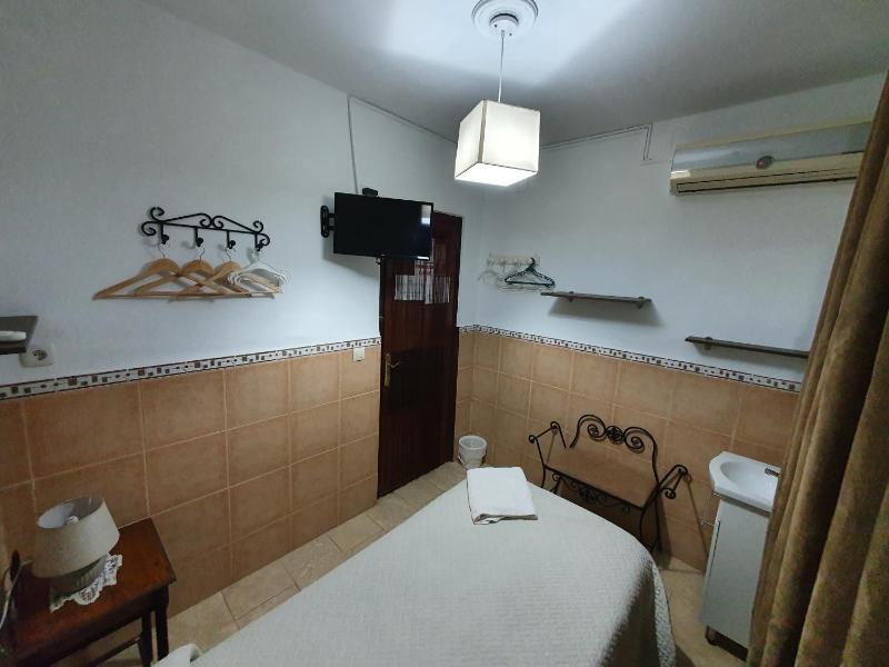 Single Room with Shared Bathroom image 2
