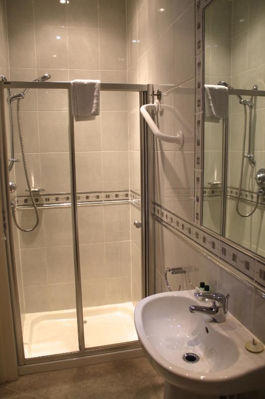 Budget Double Room image 4