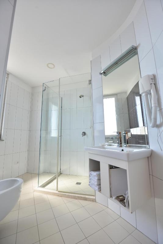 Standard Double Room image 3