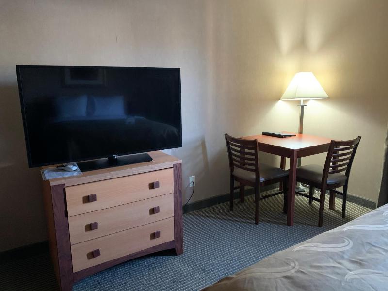 Deluxe Queen Room with Two Queen Beds image 2