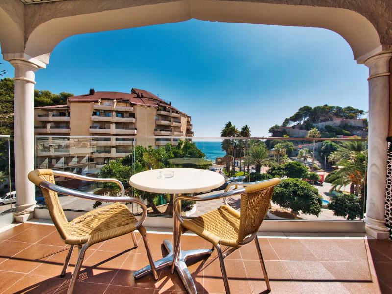 Triple Room with Balcony image 2