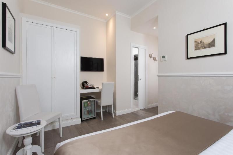 Standard Double Room image 3