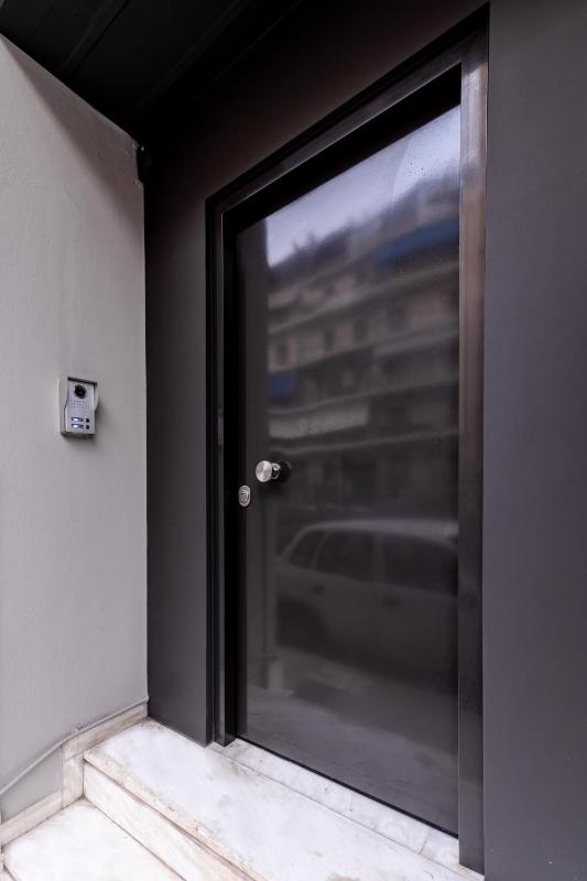 Blue and Peach Two Bedroom Apartment Free Parking image 4