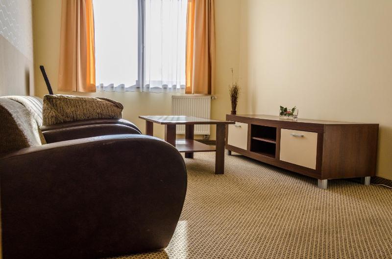 Hotel Rokoko Košice - free parking - image 35