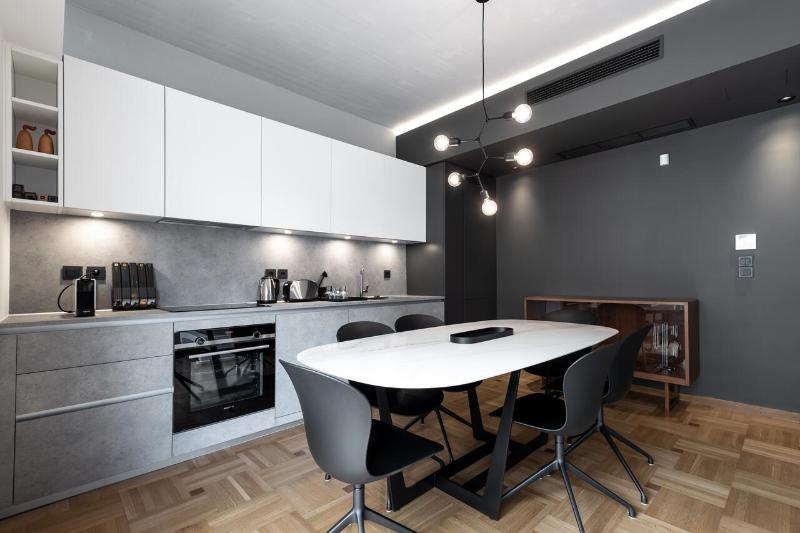 Grey and White Two Bedroom Apartment Free Parking image 4