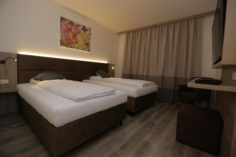 Twin Room image 4