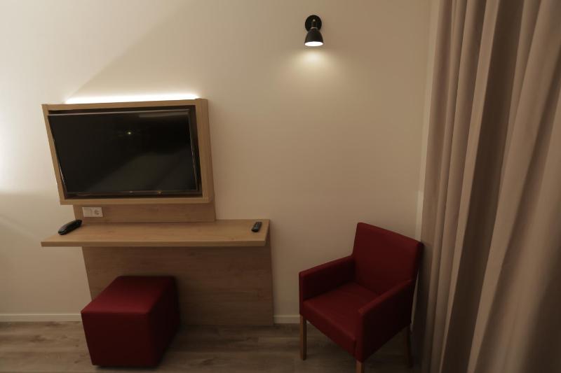 Twin Room image 3