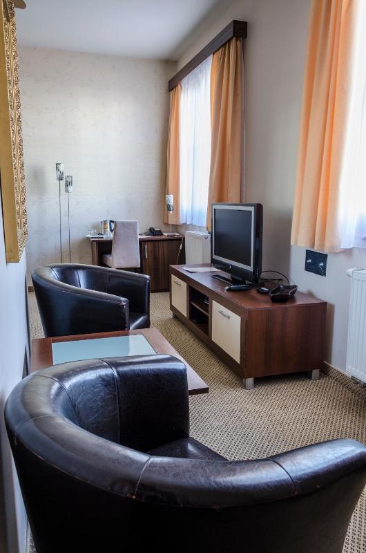 Hotel Rokoko Košice - free parking - image 33