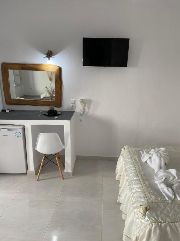 Family Room image 3