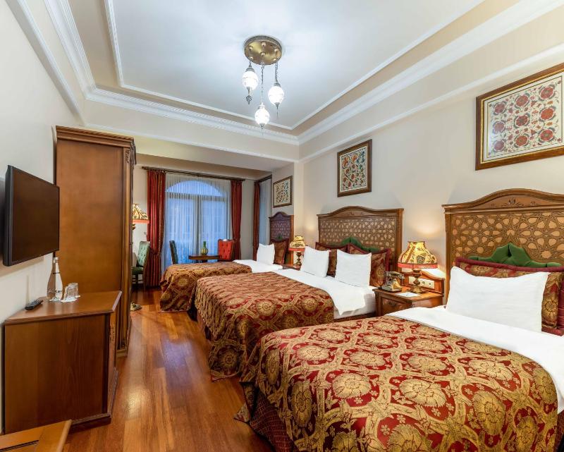 Deluxe Quadruple Room image 2