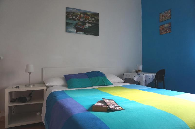 Basic Double Room image 4