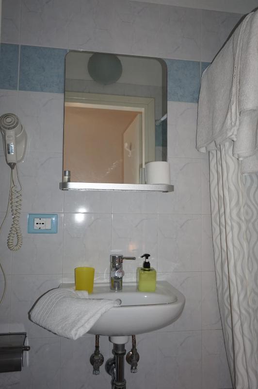 Basic Double Room image 3