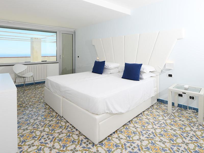Junior Suite with Terrace and Sea View image 1