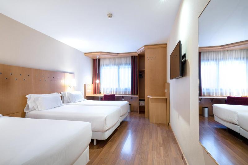 Triple Room (2 Adults + 1 Child) image 2