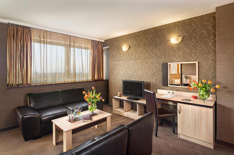 Panorama Suite with 3 Single beds with free tea/coffee making facilities image 1