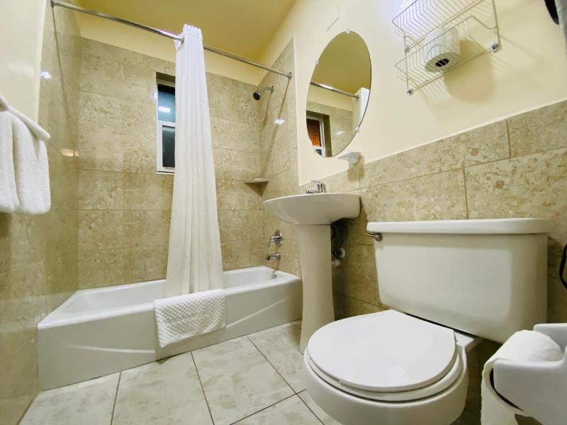 Queen Room image 3