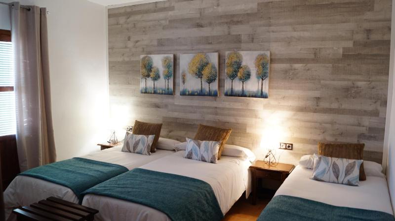 Twin Room with Extra Bed image 4