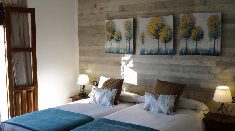 Twin Room with Extra Bed image 3