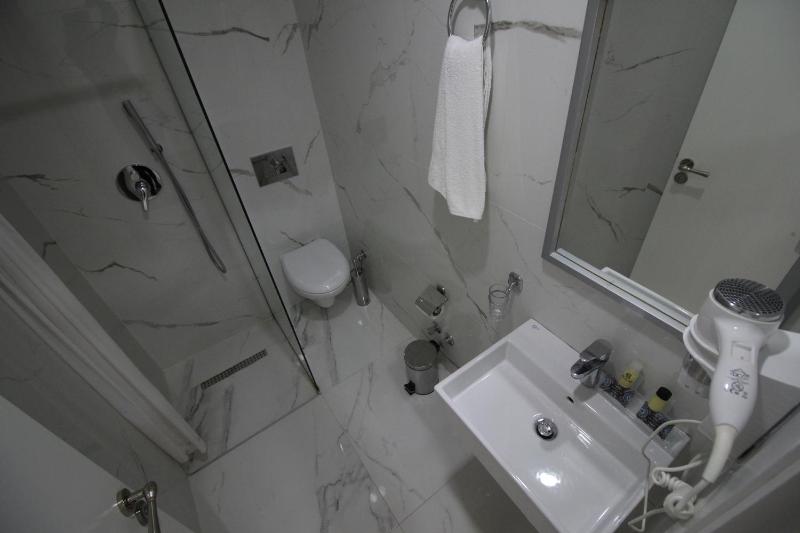 Triple Room with Balcony image 2