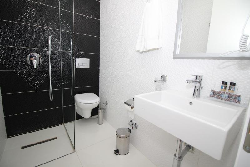 Double Room with Balcony image 3
