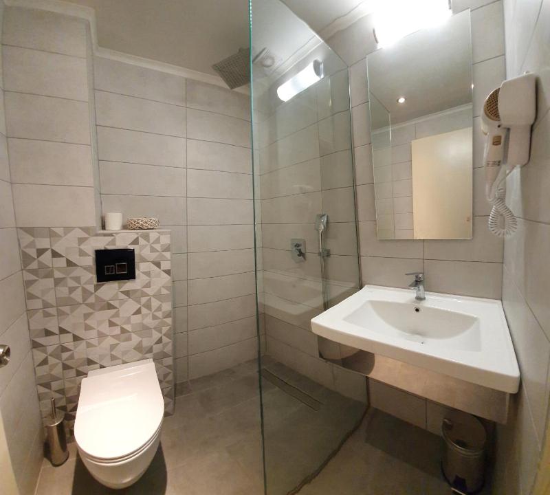 Standard Twin Room with Sea View image 3