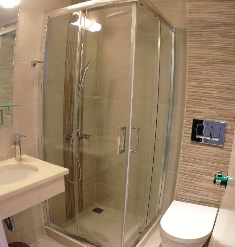 Standard Twin Room with Sea View image 4
