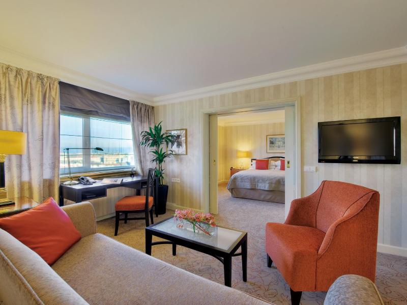 One Bedroom Suite with King Bed and Park View image 2