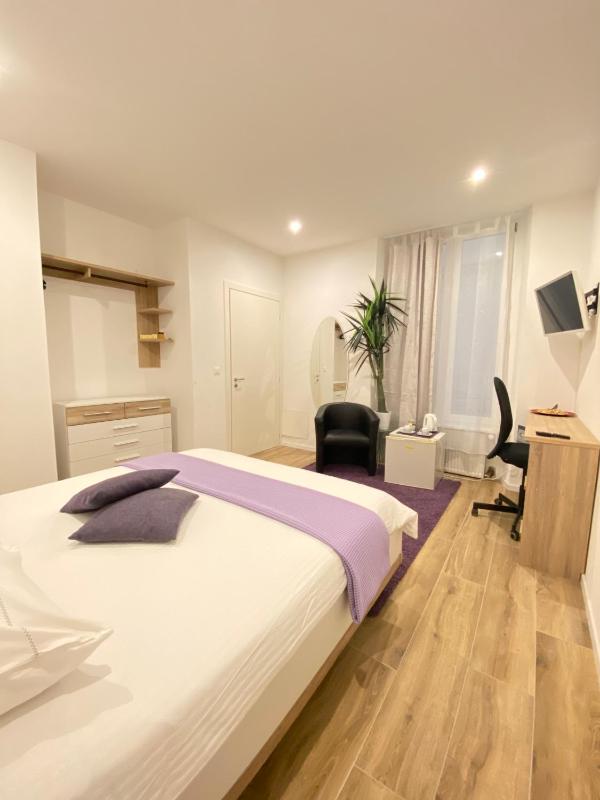 Deluxe Double Room image 3