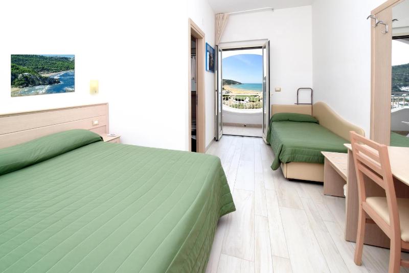 Standard Triple Room with Sea View image 2