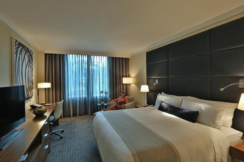 Classic King Room with Club Access image 2