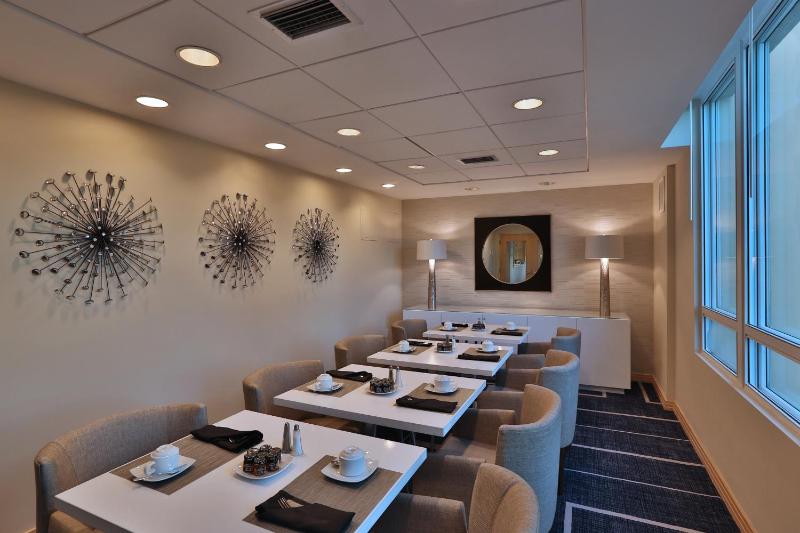Classic King Room with Club Access image 4