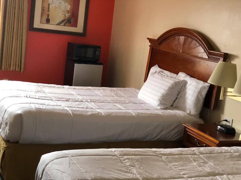 Queen Room with Two Queen Beds image 3