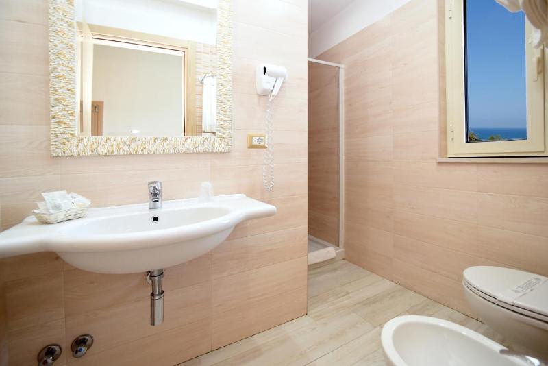 Standard Triple Room with Sea View image 3