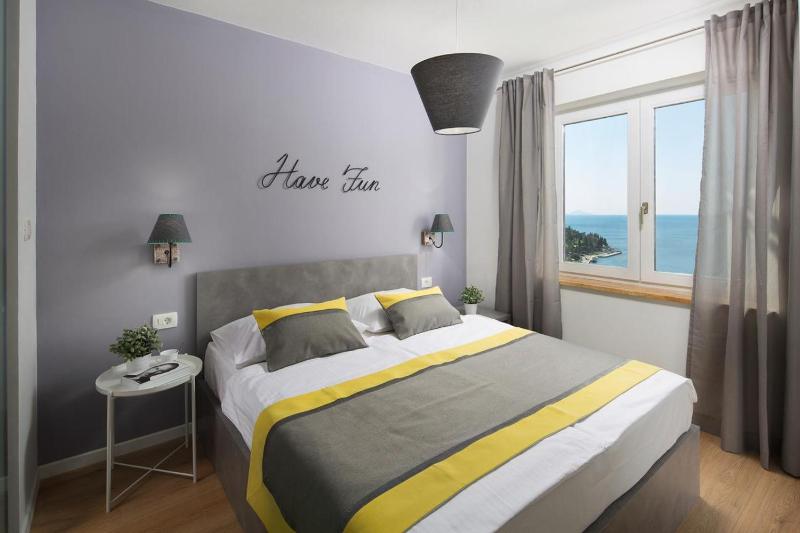Three-Bedroom Apartment with Terrace and Sea View image 3