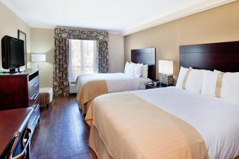 Standard Queen Room with Two Queen Beds image 1