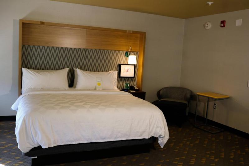 Standard King Room image 3